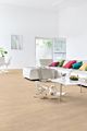 Parquet vinílico de la marca Quick-Step livyn roble selecto claro BACP40032 de la serie Balance Click Plus en un ambiente de habitación.