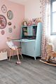 Parquet vinílico de la marca Quick-Step livyn roble gris histórico BACP40037 de la serie Balance Click Plus en un ambiente de habitación.