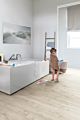 Parquet vinílico de la marca Quick-Step livyn roble cañón beige BACP40038 de la serie Balance Click  Plus en un ambiente de habitación.