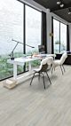 Parquet vinílico de la marca Quick-Step livyn roble gris tablones artesanales BACP40040 de la serie Balance Click Plus en un ambiente de habitación.