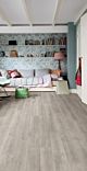 Parquet laminado de roble venecia gris de la marca quick-step de la serie eligna en un ambiente de habitación.