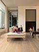 Parquet laminado de roble barnizado blanco de la marca quick-step de la serie largo en un ambiente de habitación
