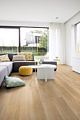 Parquet vinílico de la marca Quick-Step livyn Roble viñedo marrón PUCP40078 de la serie Pulse Click Plus en un ambiente de habitación.