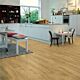 Parquet vinílico de la marca Pergo roble pueblo natural V2131-40096 de la serie premium en un ambiente de habitación.