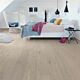 suelo multicapa de madera de la marca pergo roble gris en un ambiente de dormitorio