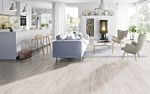 Parquet laminado de Roble imperial MF4279 de Egger Megafloor de la serie M2 en un ambiente de habitación.