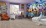 Parquet laminado de Century Wood cocktail MF4614 de Egger Megafloor de la serie M1 en un ambiente de habitación.