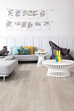 Parquet laminado de roble pacífico de la marca quick-step de la serie largo en un ambiente de habitación.