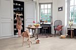 Parquet laminado de roble long island claro de la marca quick-step de la serie largo en un ambiente de habitación.