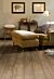 Parquet laminado de robe clásico marrón de la marca quick-step de la serie impressive en un ambiente de habitación.