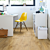 Parquet laminado de roble natural louisiana CR3176 de la marca Quick-Step de la colección CREO en un ambiente de habitación.