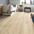 Parquet laminado de roble claro tennessee CR3179 de la marca Quick-Step de la colección CREO en un ambiente de habitación.