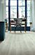 Suelo laminado de roble venecia claro de la marca quick-step de la serie eligna en vista de habitación.