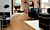 Parquet laminado de la marca pergo de la gama living expression roble real serie L0323-03360  en un ambiente de habitación.