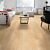 Parquet laminado de roble barnizado blanco de la marca quick-step de la serie largo en un ambiente de habitación