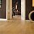 Parquet laminado de roble barnizado natural de la marca quick-step de la serie largo en un ambiente de habitación.