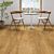 Parquet laminado de roble cambridge natural de la marca quick-step de la serie largo en un ambiente de habitación.