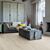 Parquet laminado de roble bosque gris claro mj3547 de la marca quick-step de la serie majestic en un ambiente de habitación.