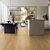 Parquet laminado de roble bosque natural mj3546 de la marca quick-step de la serie majestic en un ambiente de habitación.
