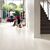 Parquet laminado de wengé passionata de la marca quick-step de la serie eligna en un ambiente de habitación.