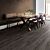 Parquet laminado de roble newcastle oscuro de la marca quick-step de la serie eligne en un ambiente de habitación.