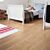 Parquet laminado de roble barnizado blanco de la marca quick-step de la serie eligne en un ambiente de habitación.