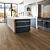 Parquet laminado de roble newcastle marrón de la marca quick-step de la serie eligna en un ambiente de habitación.