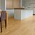 Parquet laminado de  de roble barnizado natural EL896 la marca quick-step de la serie eligna en un ambiente de habitación.