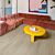 Parquet laminado de roble medio imu1856 de la marca quick-step de la serie impressive ultra en un ambiente de habitación.