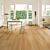 Parquet laminado de roble barnizado natural de la marca quick-step de la serie impressive ultra en un ambiente de habitación.
