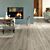 Parquet laminado de roble con cortes de sierra gris im 1858 de la marca quick-step de la serie impressive ultra en un ambiente de habitación.