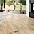Parquet laminado de Roble clásico beige IM1847 de la marca Quick-Step de la serie Impressive en un ambiente de habitación.