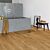 Parquet laminado de roble clásico natural de la marca quick-step de la serie impressive en un ambiente de habitación.