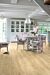 Parquet vinílico de la marca Quick-Step livyn Roble flotante beige BACL40018 de la serie Balance Click en un ambiente de habitación.