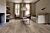 Parquet vinílico de la marca Quick-Step livyn Roble cabaña gris marrón BACP40026 de la serie Balance Click Plus en un ambiente de habitación.