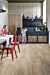 Parquet vinílico de la marca Quick-Step livyn roble cañon marrón claro cortes de sierra BACP40031 de la serie Balance Click Plus en un ambiente de habitación.
