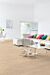 Parquet vinílico de la marca Quick-Step livyn roble selecto claro BACP40032 de la serie Balance Click Plus en un ambiente de habitación.