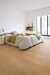 Parquet vinílico de la marca Quick-Step livyn roble selecto natural BACP40033 de la serie Balance Click Plus en un ambiente de habitación.