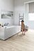 Parquet vinílico de la marca Quick-Step livyn roble cañón beige BACP40038 de la serie Balance Click  Plus en un ambiente de habitación.