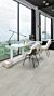 Parquet vinílico de la marca Quick-Step livyn roble gris tablones artesanales BACP40040 de la serie Balance Click Plus en un ambiente de habitación.