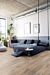 Parquet vinílico de la marca Quick-Step livyn roble seda gris marrón BACL40053 de la serie Balance Click  en un ambiente de habitación.