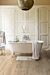 Parquet laminado de Roble clásico beige IM1847 de la marca Quick-Step de la serie Impressive en un ambiente de habitación.
