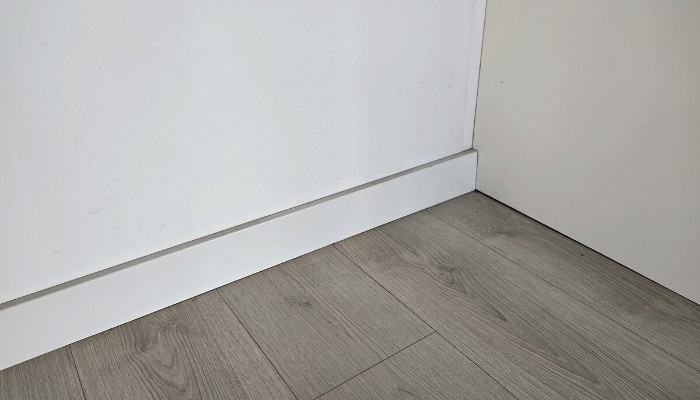 Rodapié de madera maciza 120 mm perfil Berlin, lacado blanco opaco RAL 9010