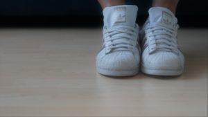 Cuida tu suelo laminado entrando sin zapatos o limpiarlos a la entrada