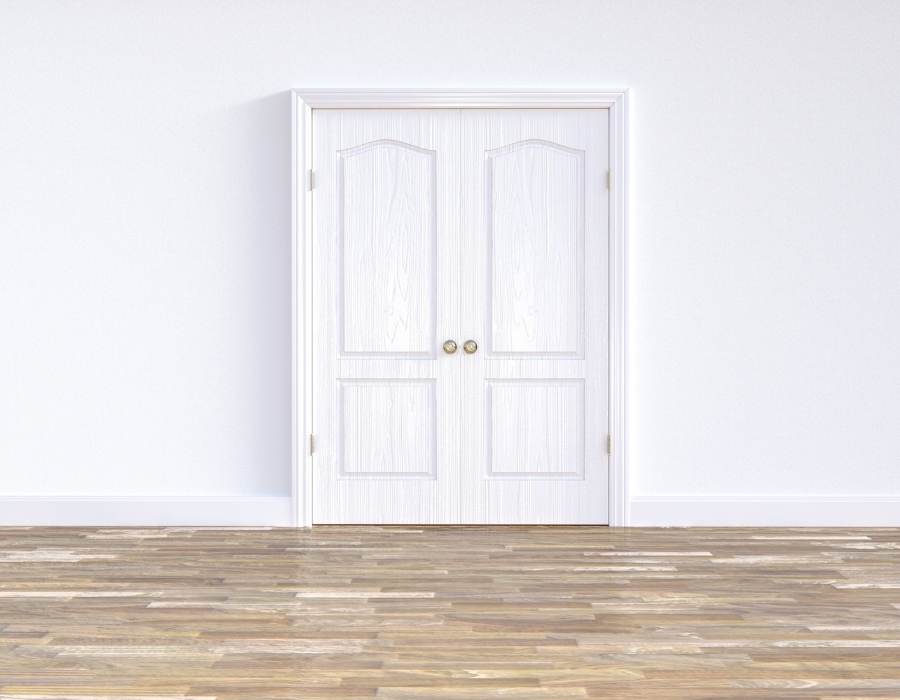 Combinar puertas blancas con suelos claros para lograr un ambiente luminoso