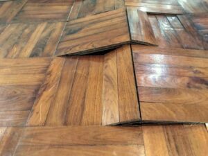 ¿Por qué se levanta el parquet?