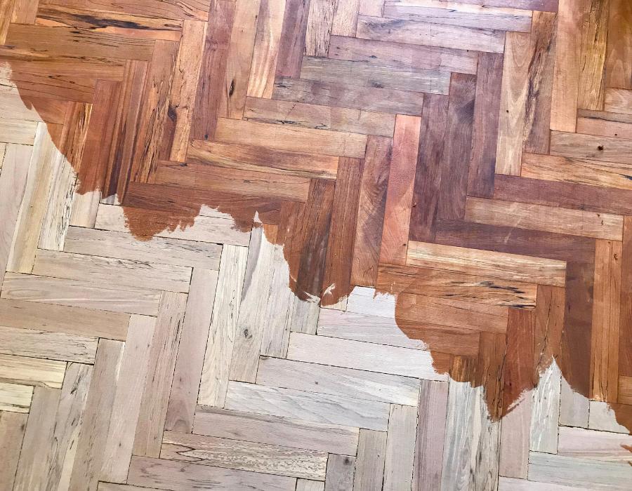 El parquet de madera natural se pueden lijar y restaurar